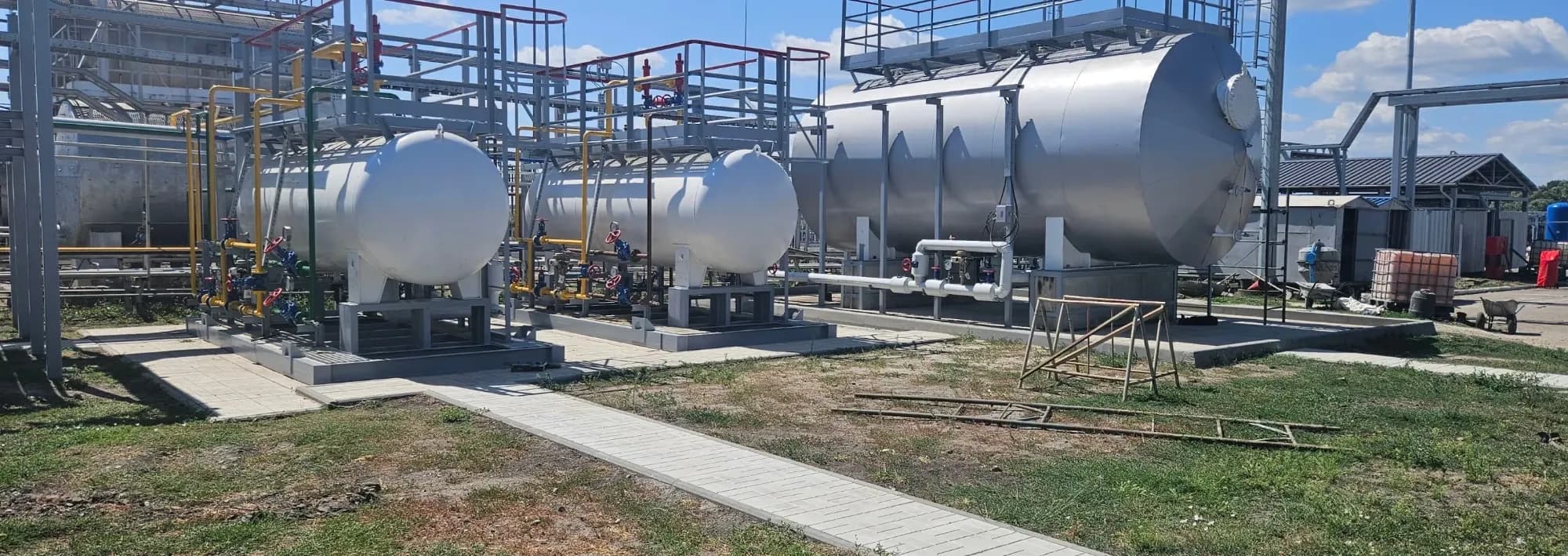 Производственная площадка Alpha Gas: ёмкости установки подготовки газа