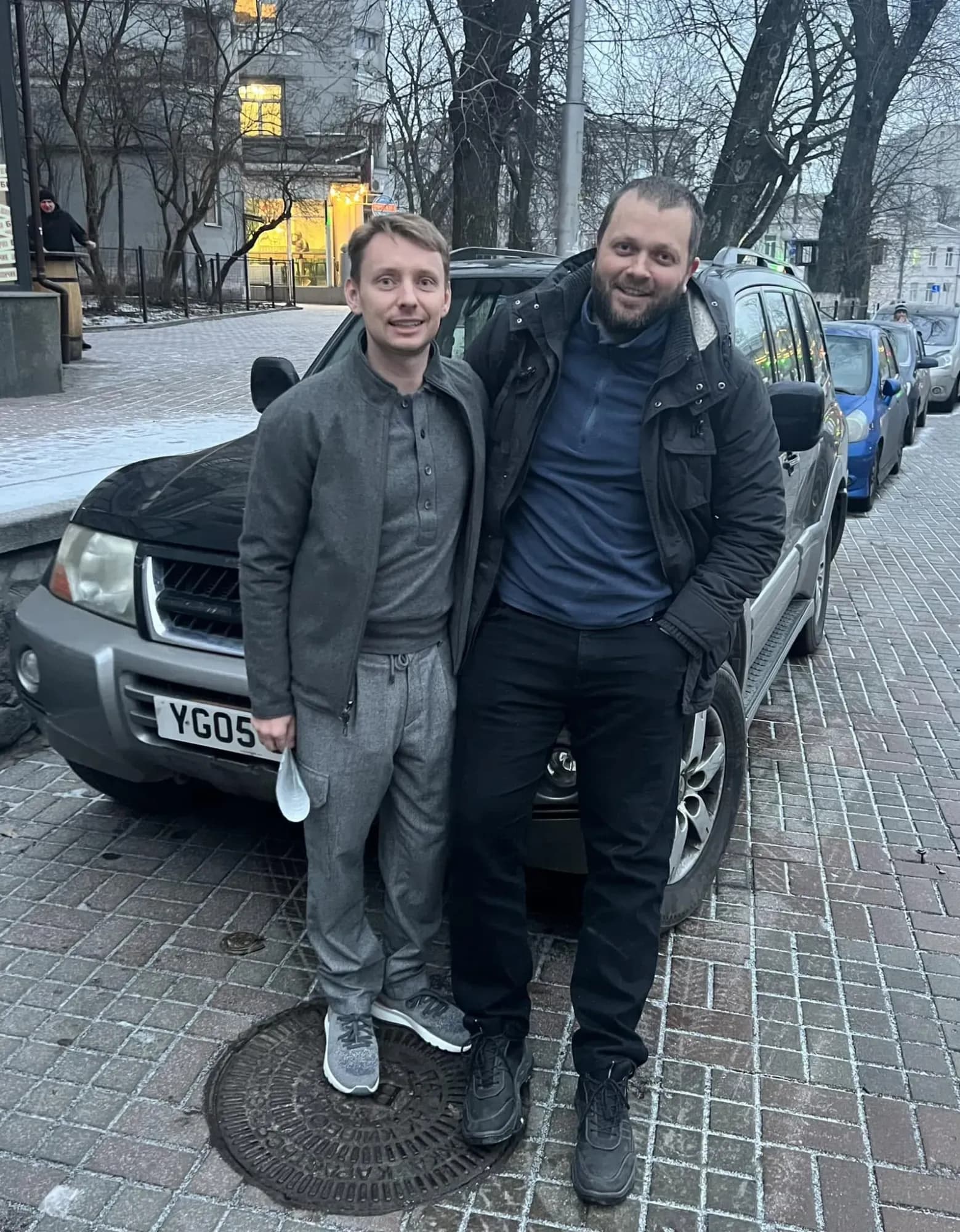 Олександр Кацуба біля позашляховика для Сил оборони України