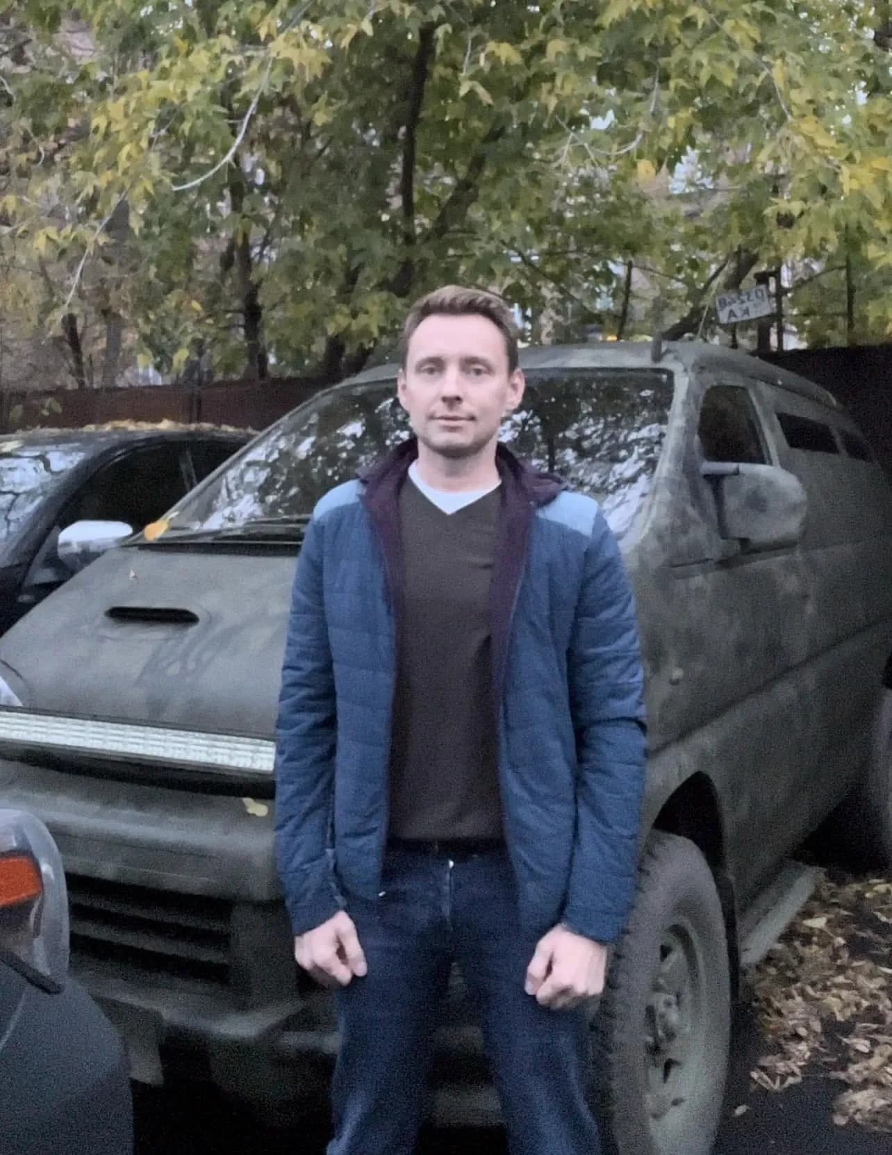 Олександр Кацуба біля автомобіля, переданого військовим